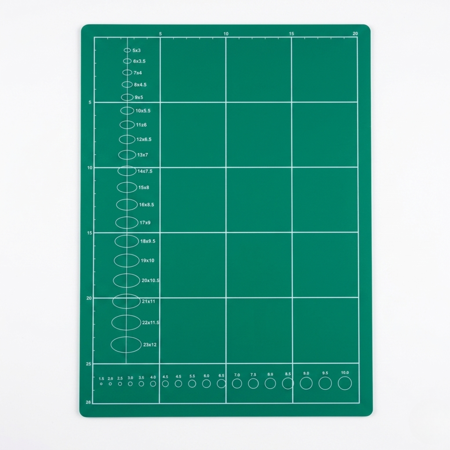 Infographic displaying the front and back layouts of a double-sided green A4 cutting mat measuring 30cm by 22cm.