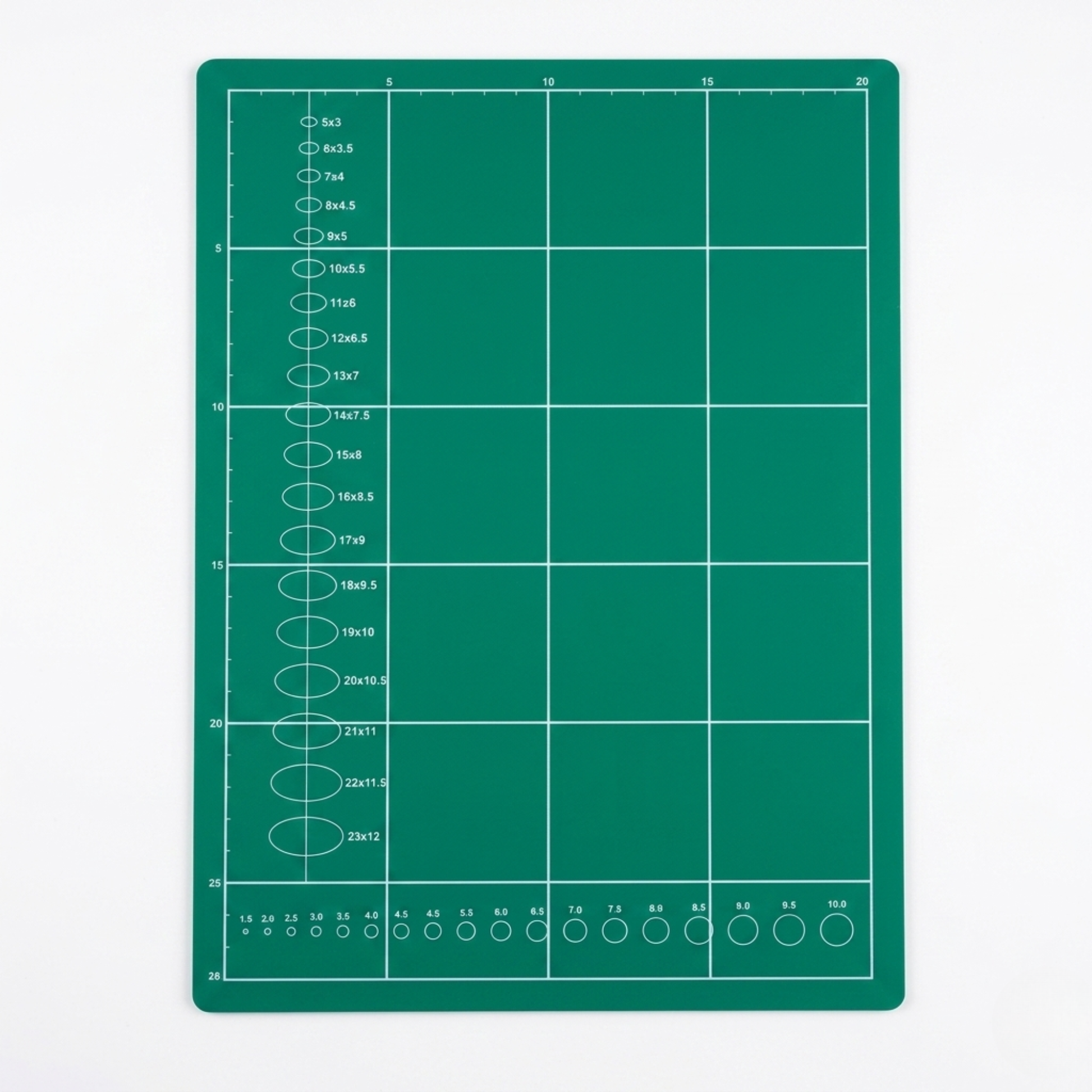 Infographic displaying the front and back layouts of a double-sided green A4 cutting mat measuring 30cm by 22cm.