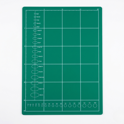 Infographic displaying the front and back layouts of a double-sided green A4 cutting mat measuring 30cm by 22cm.