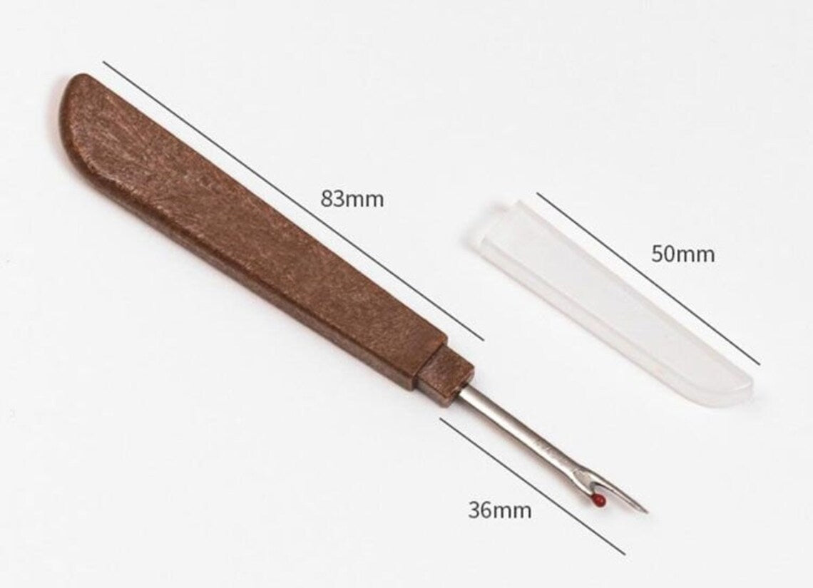 Dimension infographic displaying the precise handle length, blade size, and clear safety cap measurements of the stitch remover.