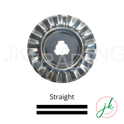 Standard high-contrast straight-edge 45mm circular tailoring blade for general garment assembly.